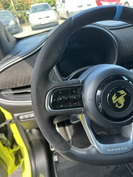 Abarth, volant alcantara détaillé — Auto Detailing 06, Nice