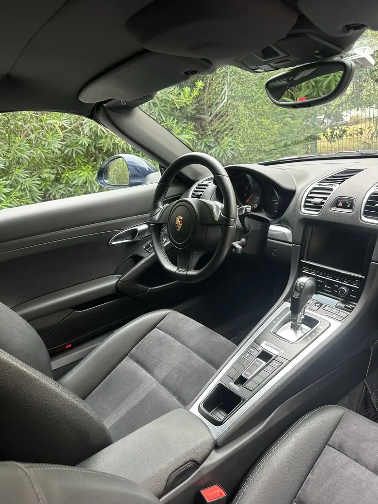 Alcantara d'une Porsche Boxster nettoyé sans altération de la matière