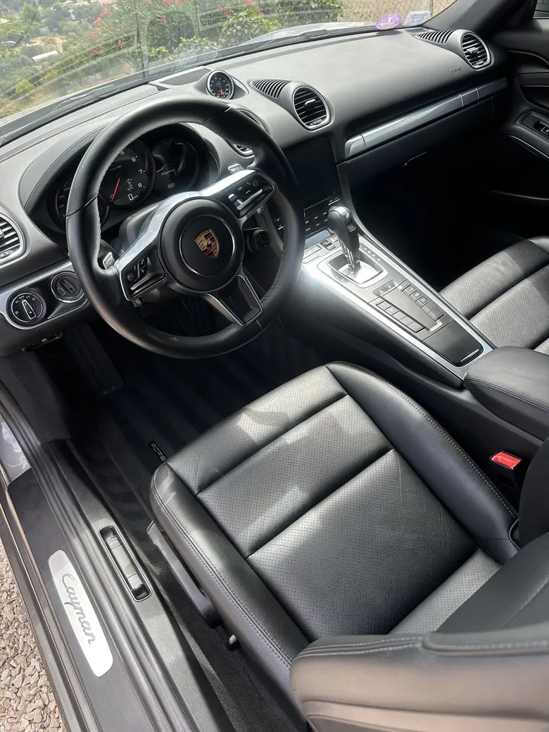 Cuir noir d'une Porsche Cayman après nettoyage intérieur