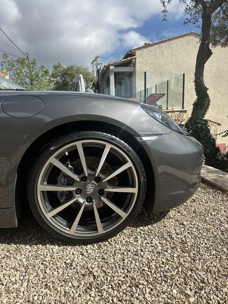 Jante et pneu nettoyés sur Porsche 718 Cayman