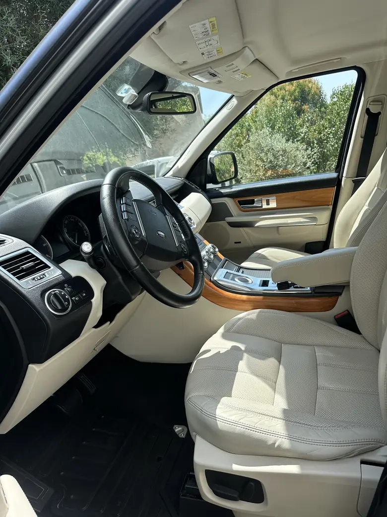 Cuir crème d'un Range Rover nettoyé et hydraté