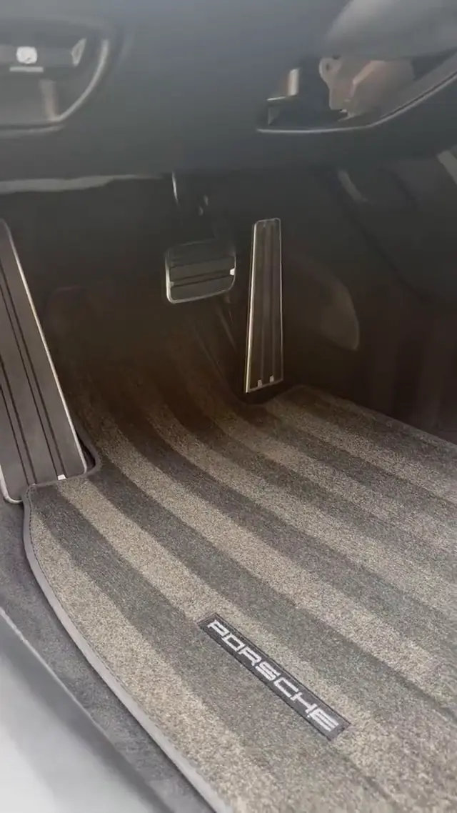 Porsche Boxster — alcantara et plancher après nettoyage — Auto Detailing 06, Nice
